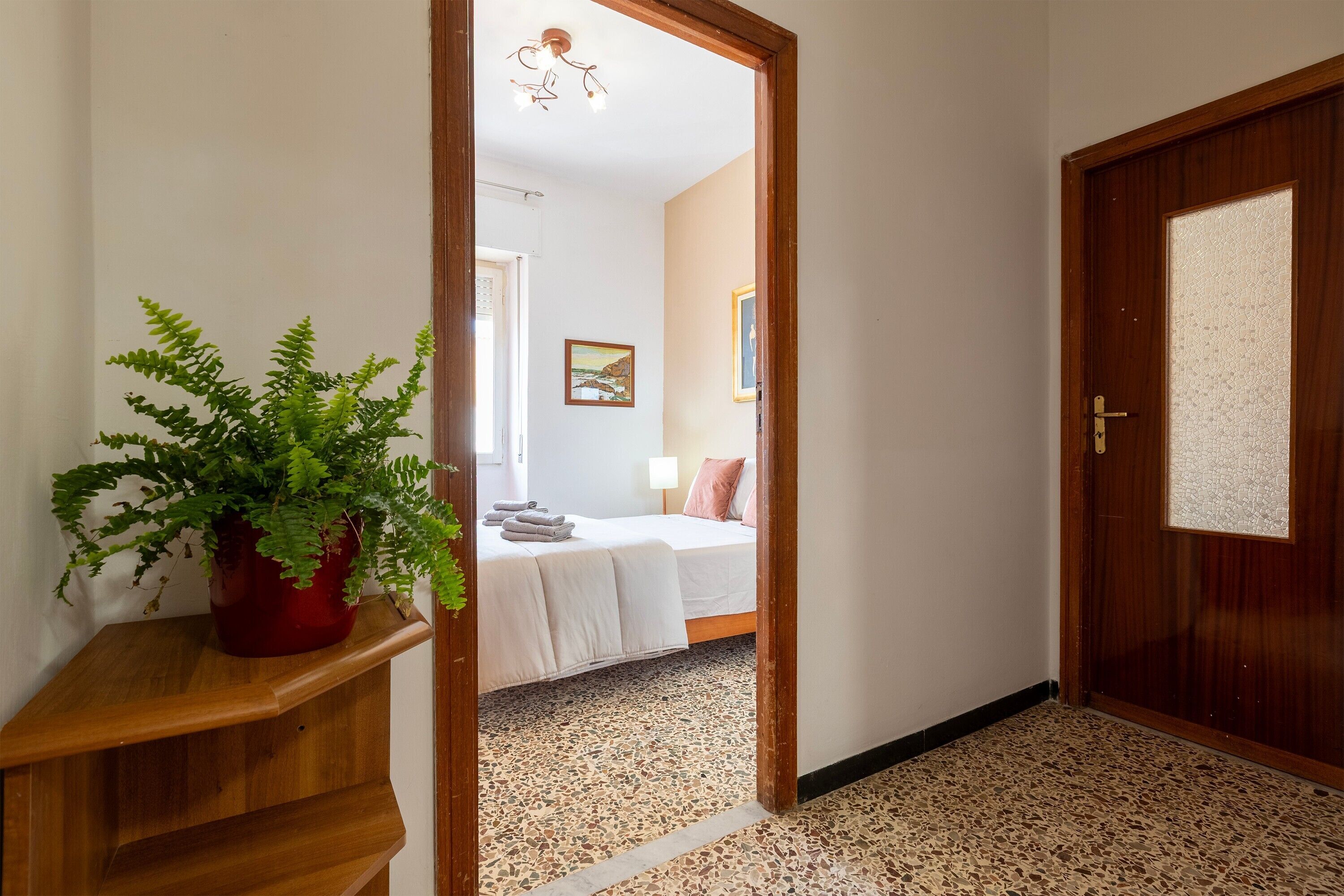 3 habitaciones, tabla de planchar con plancha, wifi y ropa de cama 