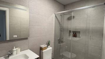 Secadora de cabello, jabón, papel de baño