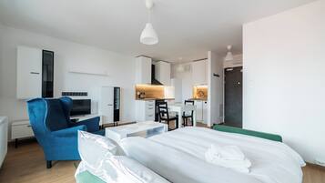 Tabla de planchar con plancha, wifi, ropa de cama