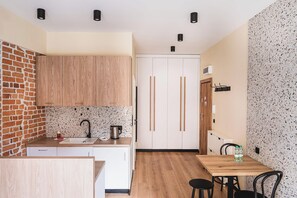 Refrigerador, parrilla de estufa, lavavajillas y tostadora 