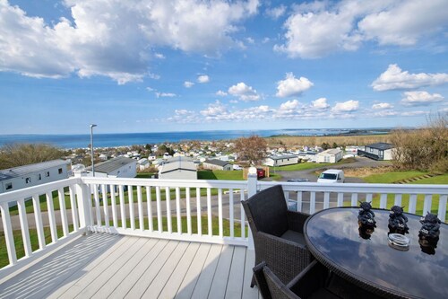 Caravan Sleeps 6 with Sea Views and Parking