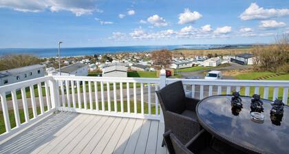 Caravan Sleeps 6 with Sea Views and Parking