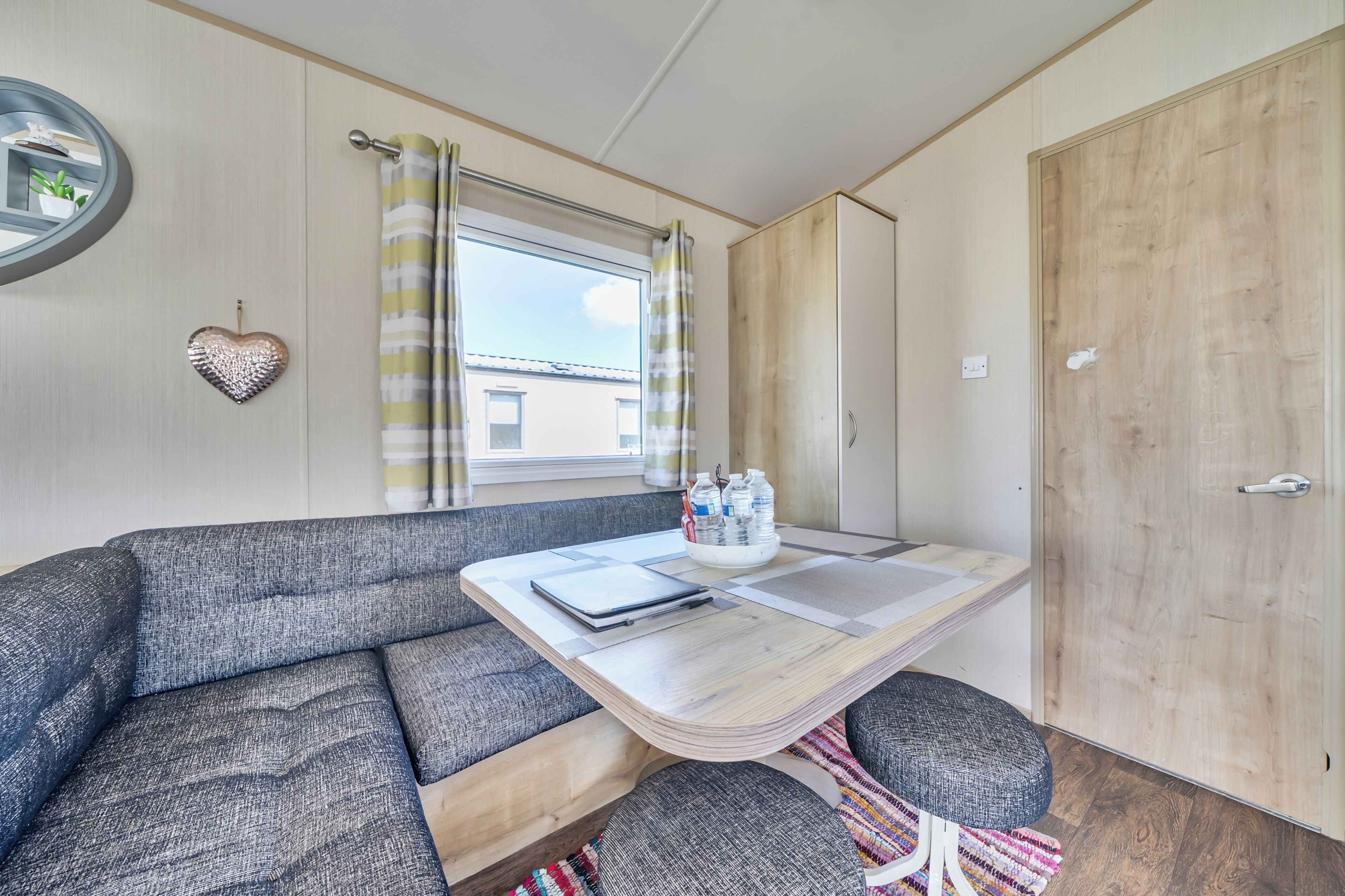 Sleeps 8 - Communal Spa Access - Parking - Prestatyn
