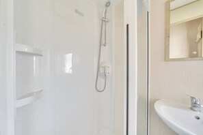 Shower, towels - Sleeps 8 - Communal Spa Access - Parking (Rhyl)