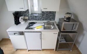 Kühlschrank, Mikrowelle, Herdplatte, Geschirrspüler
