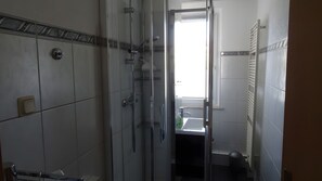 Dusche, Haartrockner, Handtücher