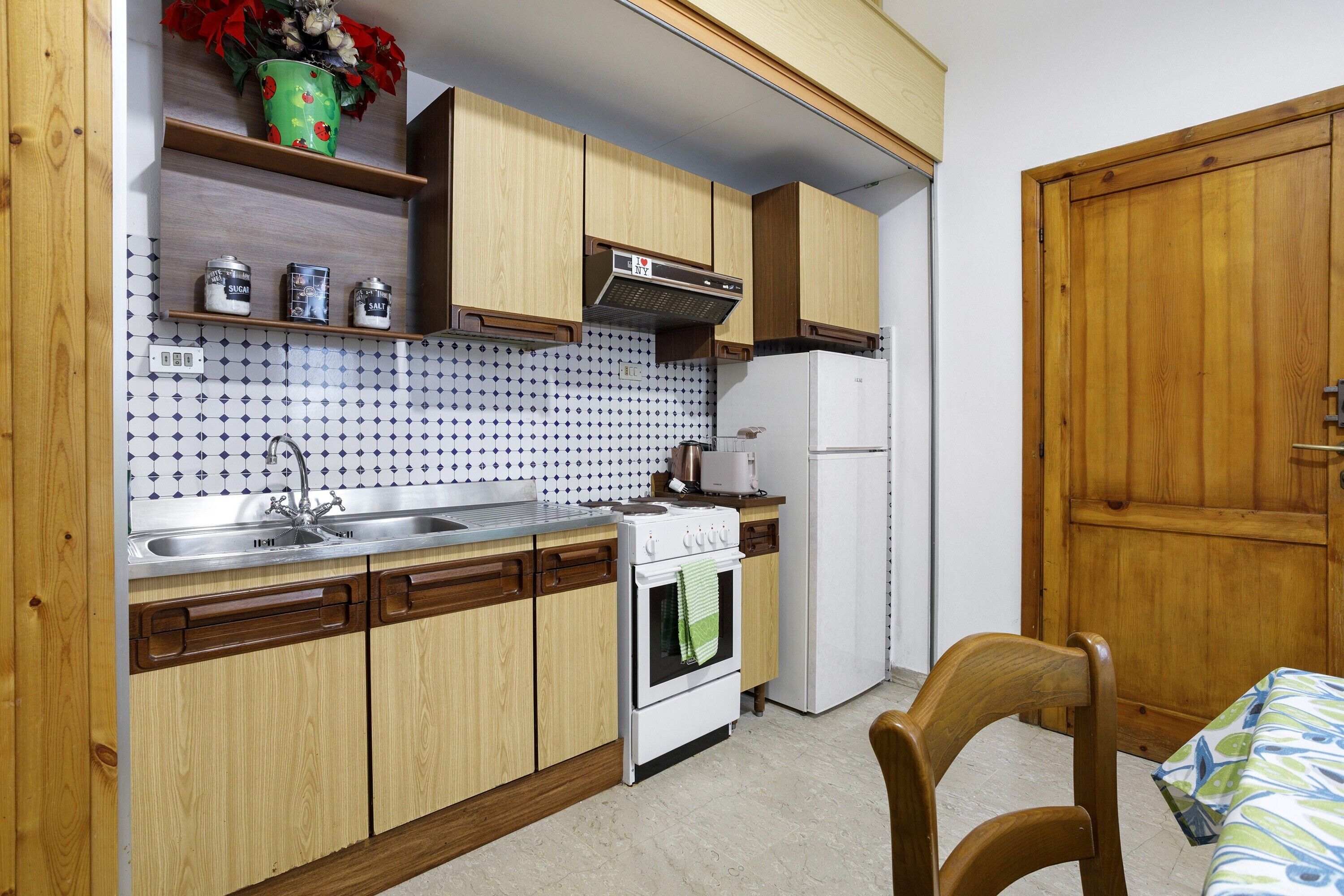 Fridge, oven, stovetop, coffee/tea maker