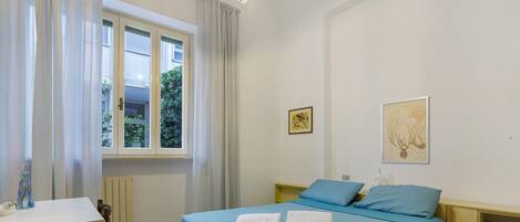 2 bedrooms, iron/ironing board, bed sheets