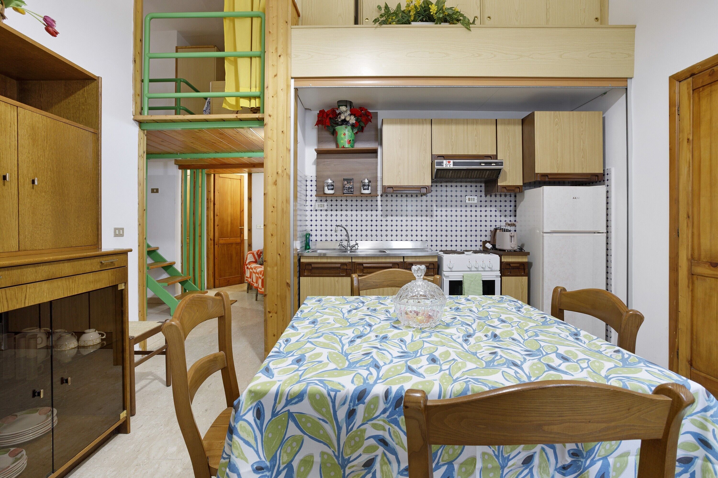 Réfrigérateur, four, plaque de cuisson, cafetière/bouilloire