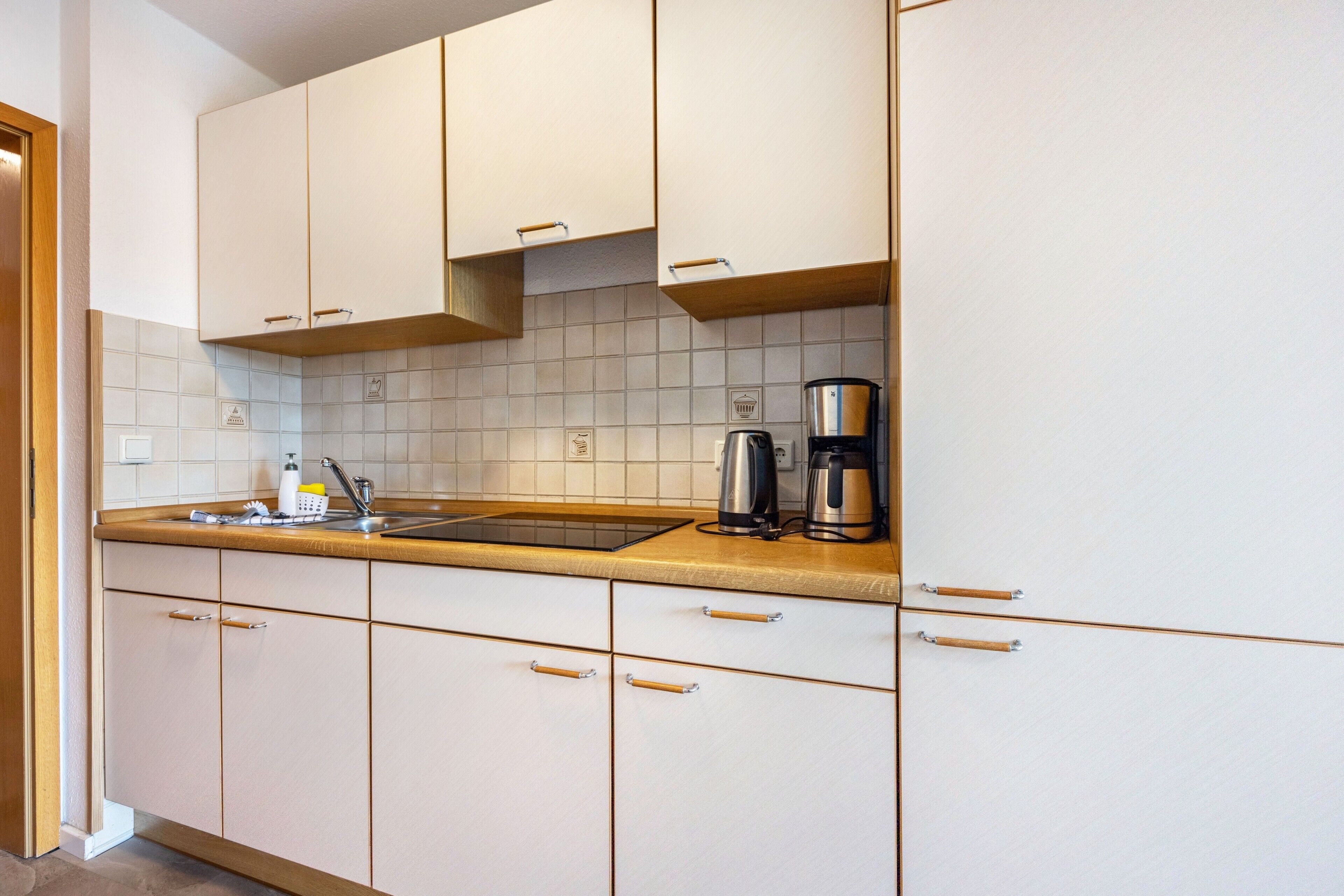 Kjøleskap, mikrobølgeovn, kokeplater og kaffetrakter/tekoker