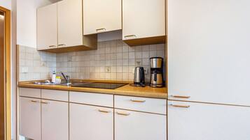 Kjøleskap, mikrobølgeovn, kokeplater og kaffetrakter/tekoker