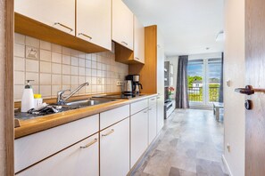 Køleskab, mikrobølgeovn, kogeplade, kaffe-/temaskine