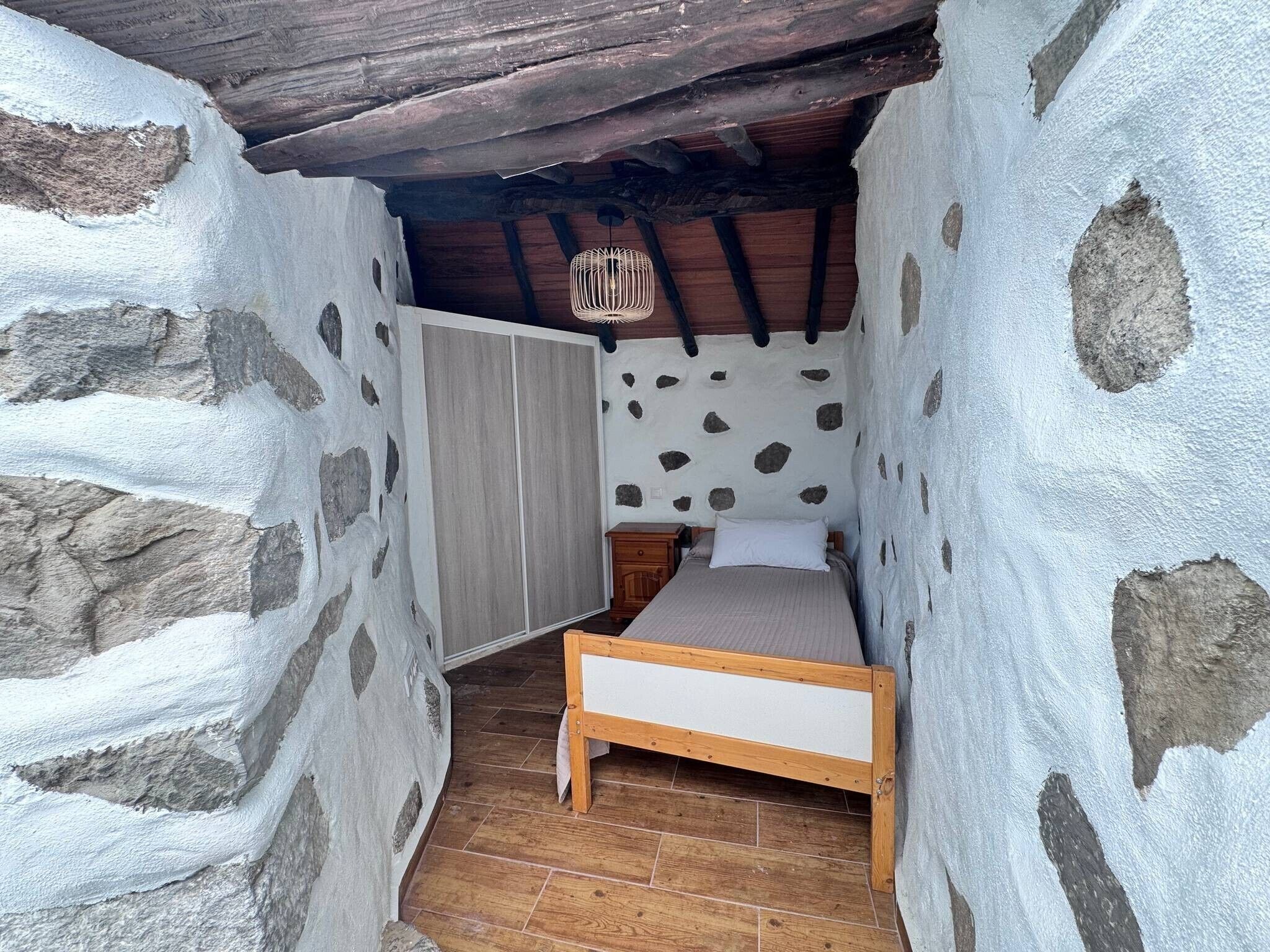 WiFi, bed sheets