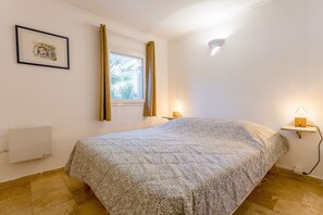 2 chambres, fer et planche à repasser, Wi-Fi, draps fournis