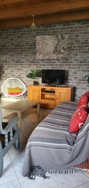 Living area - Country House 'Maison A 15 Mn De Salers' with Private Terrace and Private Garden (Jaleyrac)