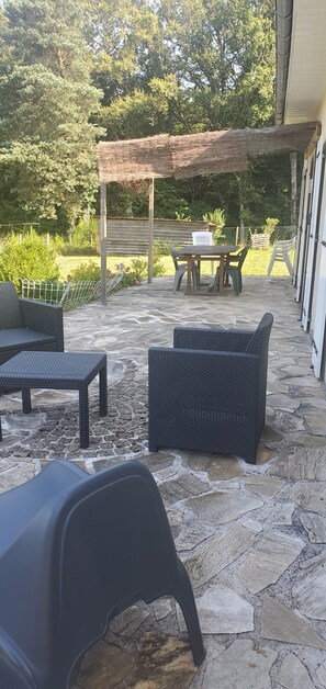 Outdoor dining - Country House 20 Minutes from Salers with Private Terrace and Garden (Jaleyrac)