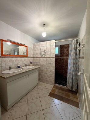 Shower - Country House 20 Minutes from Salers with Private Terrace and Garden (Jaleyrac)