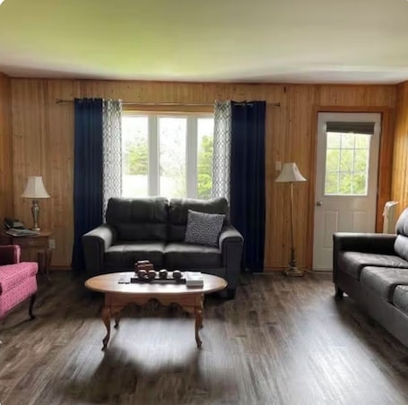Smart TV. Cozy Cottage in Gros Morne - Cow Head, NL
Sunset Lodging - Pet Friendly!