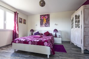 Room - Romantic 35 m² Guest Room with Mountain View, Wi-Fi, and Air Conditioning (Égliseneuve-près-Billom)
