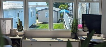 Cabin Sleeps 8 with Pool and Lake Views