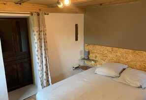 Room - Gîte L'Oustal – Domaine Les Planes with Shared Pool, Private Terrace, and Wi-Fi (Nauviale)