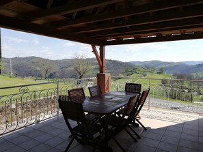 Outdoor dining - Gîte L'Oustal – Domaine Les Planes with Shared Pool, Private Terrace, and Wi-Fi (Nauviale)