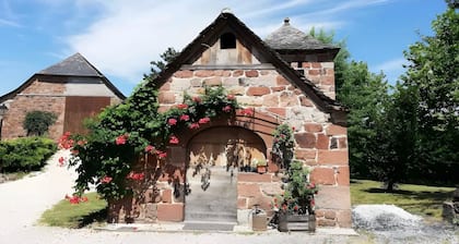 Guest Room “Beaucaire” with Shared Pool, Garden, and Wi-Fi