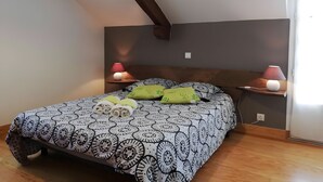 A bedroom with a bed, two bedside lamps, a headboard, and a window. - Guest Room “Beaucaire” with Shared Pool, Garden, and Wi-Fi (Nauviale)