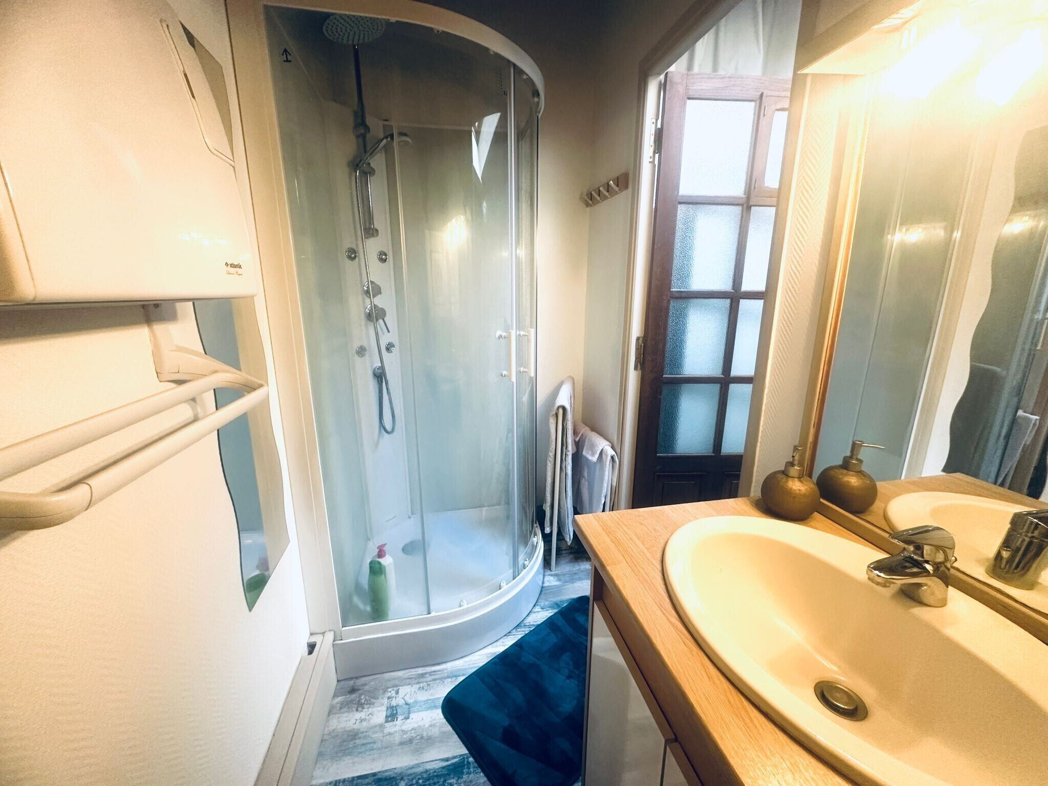 Douche, serviettes fournies
