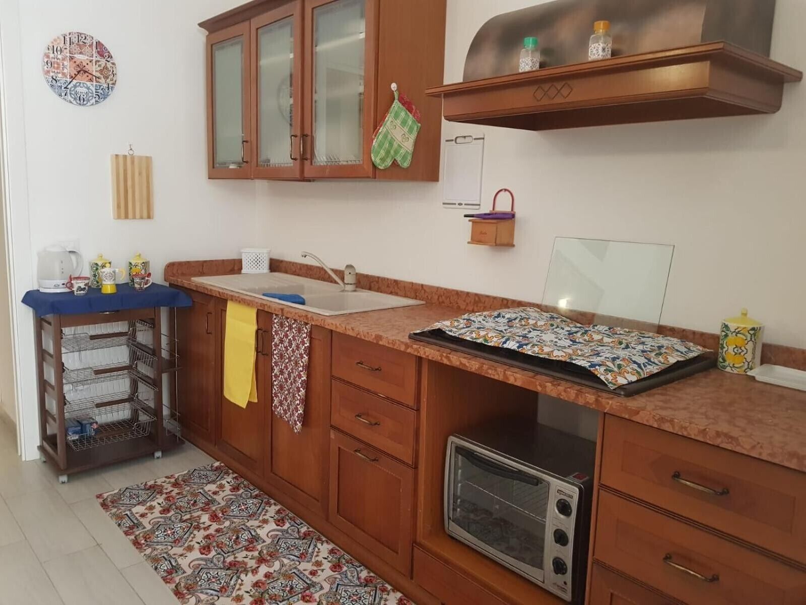 Kühlschrank, Herdplatte, Wasserkocher, Kochgeschirr/Geschirr/Besteck