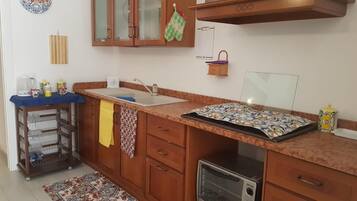 Kühlschrank, Herdplatte, Wasserkocher, Kochgeschirr/Geschirr/Besteck