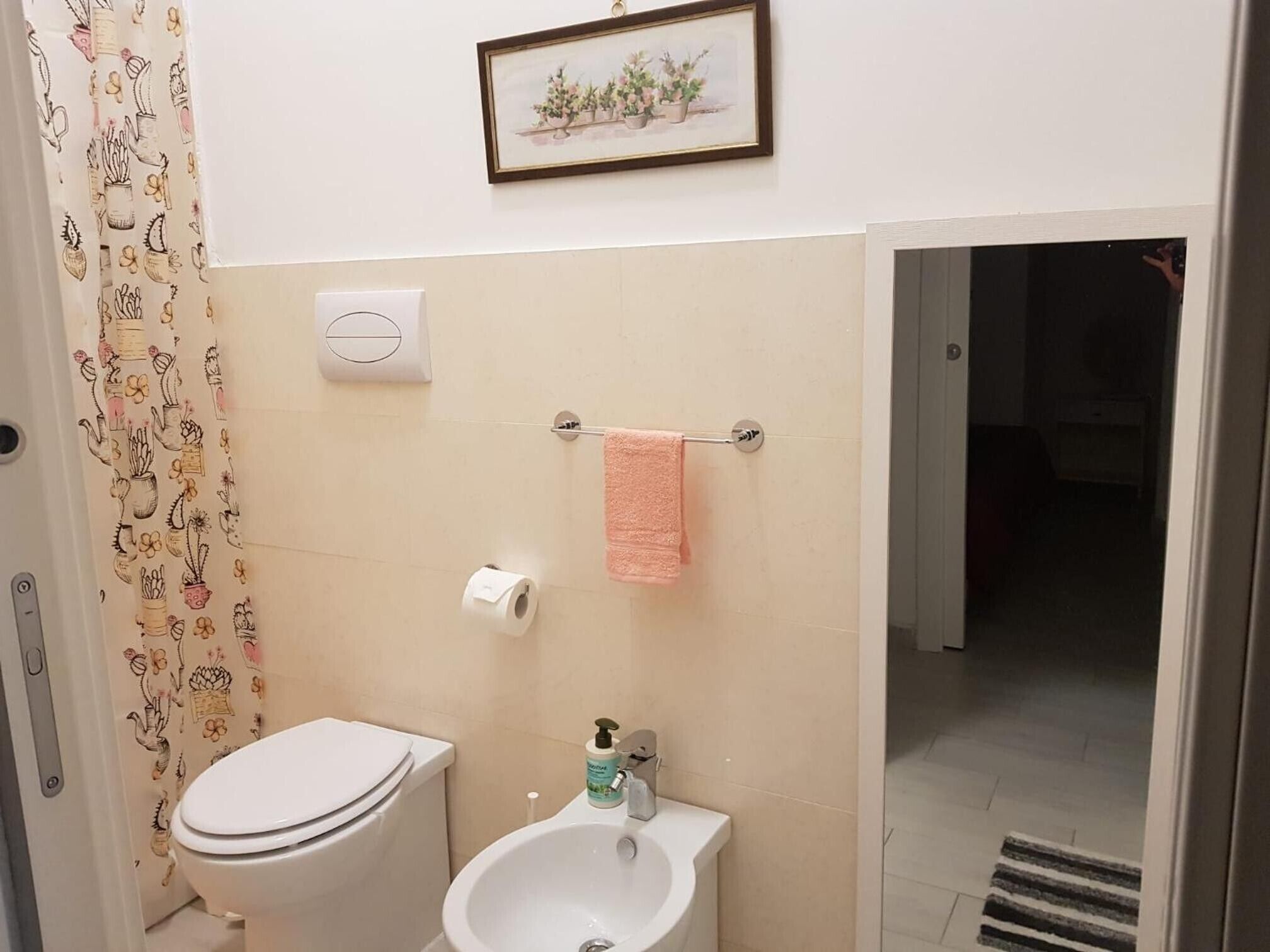 Une salle de bain équipée de toilettes, d’un bidet et d’un lavabo.