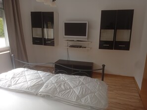 Room - Holiday Home 'Fully Furnished 3-room Ground-floor' with Shared Terrace, Shared Garden and Wi-Fi (Marienheide)