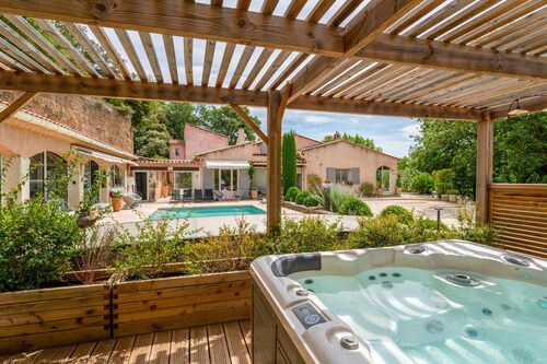 « Green Room » avec piscine partagée, Wi-Fi et climatisation