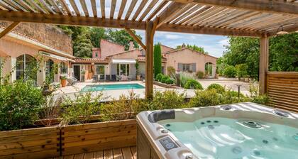 « Green Room » avec piscine partagée, Wi-Fi et climatisation