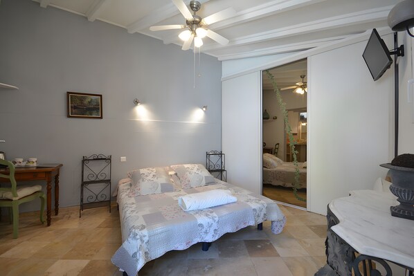 Room - "Green Room" with Shared Pool, Wi-Fi and Air Conditioning (Bédoin)