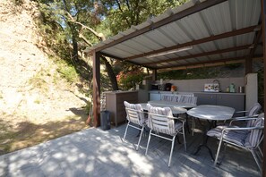 Outdoor dining - "Green Room" with Shared Pool, Wi-Fi and Air Conditioning (Bédoin)
