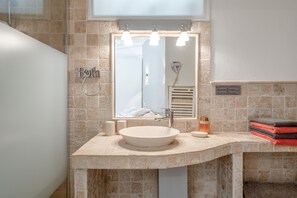 Shower, hair dryer, towels - "Green Room" with Shared Pool, Wi-Fi and Air Conditioning (Bédoin)