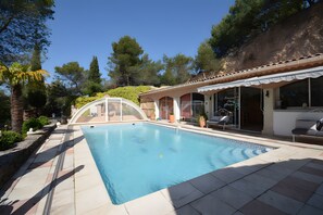 Pool - “Lavender Room” Guest Room with Shared Pool, Garden, and Wi-Fi (Bédoin)