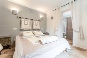 2 bedrooms, WiFi, bed sheets, wheelchair access - “Lavender Room” Guest Room with Shared Pool, Garden, and Wi-Fi (Bédoin)