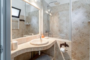 Shower, hair dryer, towels - “Lavender Room” Guest Room with Shared Pool, Garden, and Wi-Fi (Bédoin)
