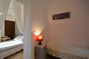 Room - “Lavender Room” Guest Room with Shared Pool, Garden, and Wi-Fi (Bédoin)
