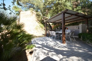Outdoor dining - “Lavender Room” Guest Room with Shared Pool, Garden, and Wi-Fi (Bédoin)