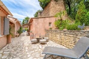Outdoor dining - “Lavender Room” Guest Room with Shared Pool, Garden, and Wi-Fi (Bédoin)