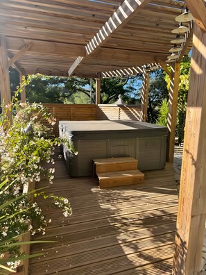 Terrace/patio - “Lavender Room” Guest Room with Shared Pool, Garden, and Wi-Fi (Bédoin)