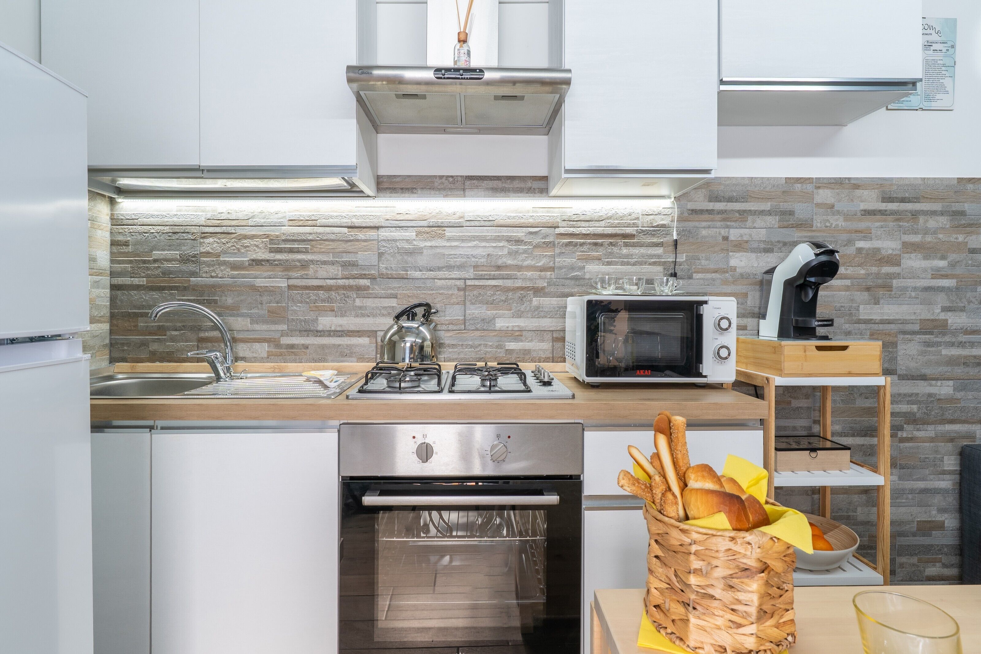 Frigorifero, microonde, forno, piano cottura