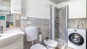 Een douche, een haardroger, handdoeken