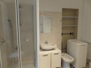 Shower, hair dryer, towels - Gîte la Valériane in Preuilly-sur-Claise (Preuilly-sur-Claise)