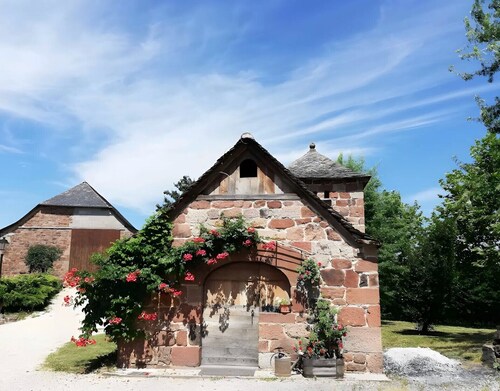 Soleil Levant Guest Room with Shared Pool, Communal Garden, and Wi-Fi