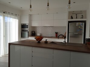 Private kitchen - The Serene, Family-Friendly Sun Villa (Frontignan)